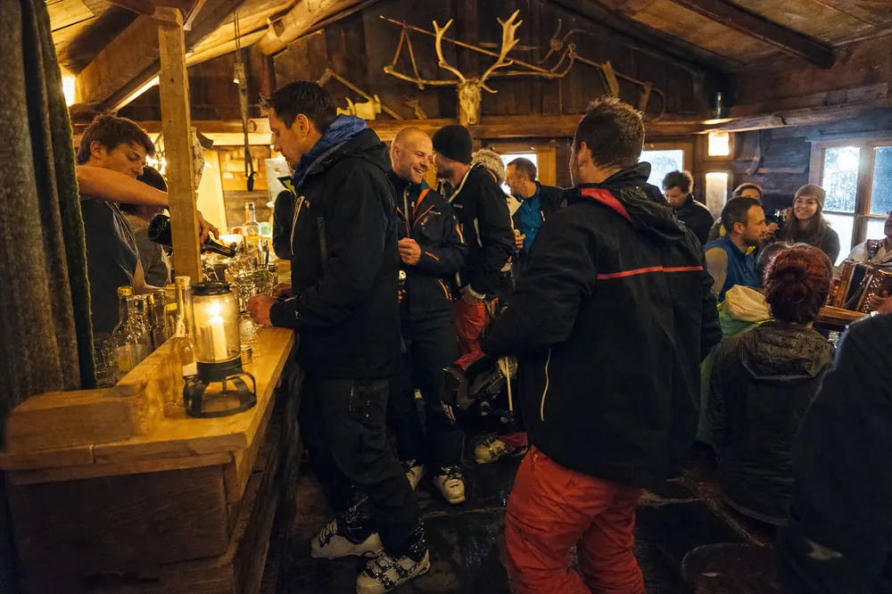 De bar in een après-skihut