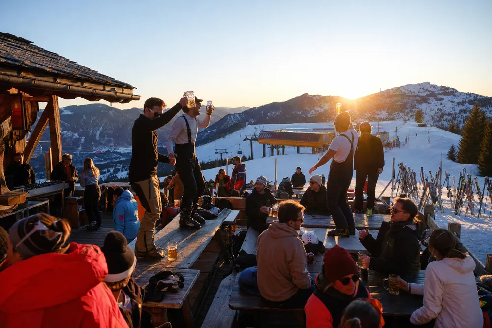 Après-ski op het terras in de avondzon